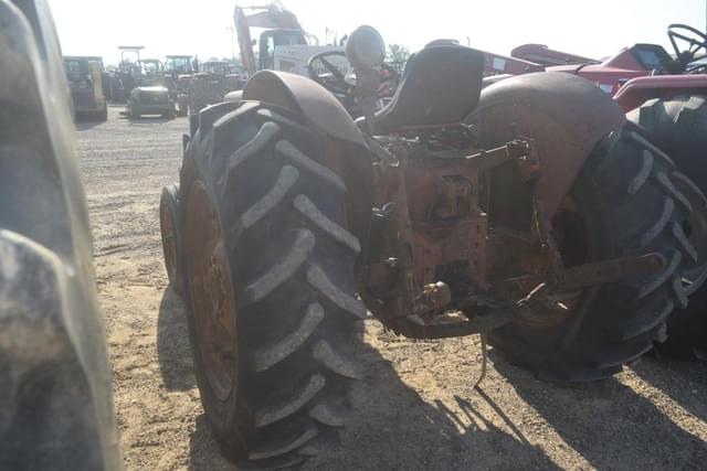 Image of International Harvester 424 equipment image 1