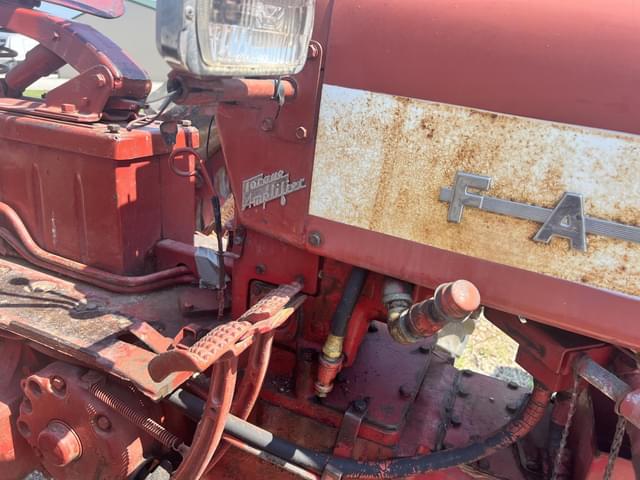 Image of Farmall 300 equipment image 4