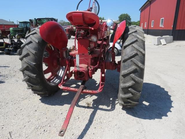 Image of Farmall 300 equipment image 3