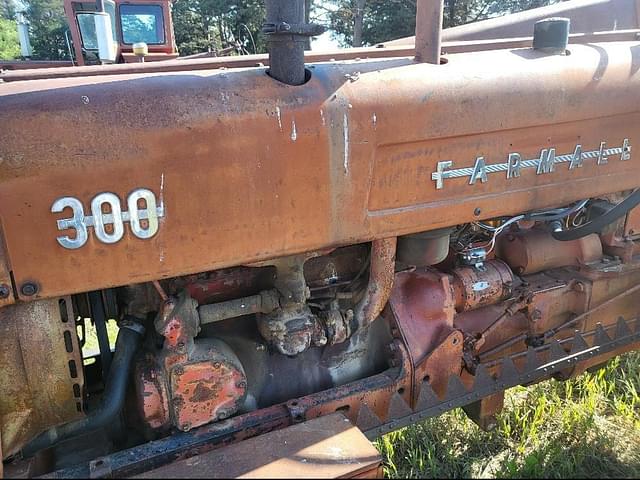 Image of International Harvester 300 equipment image 4