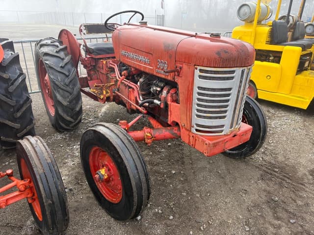 Image of International Harvester 300 equipment image 3