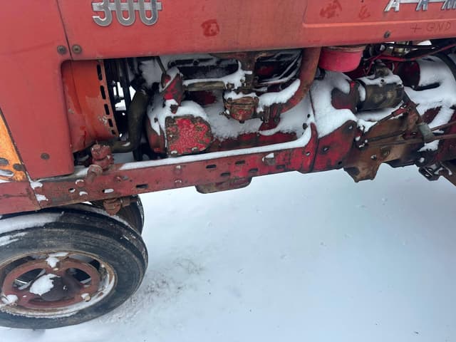 Image of International Harvester 300 equipment image 3