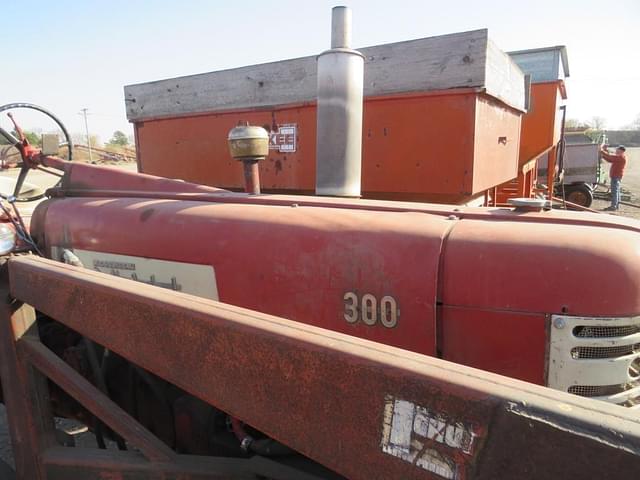 Image of International Harvester 300 equipment image 3