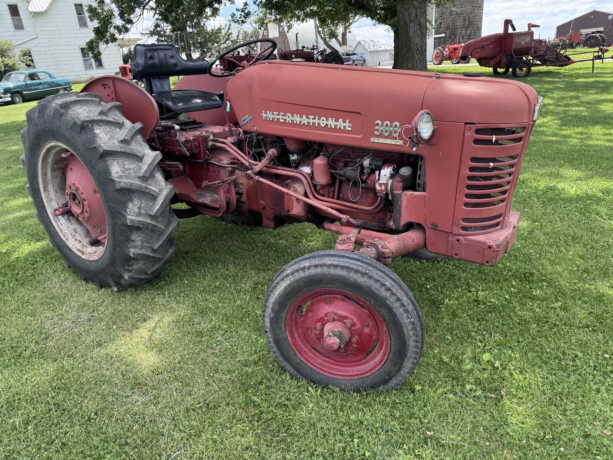 International Harvester 300 Equipment Image0