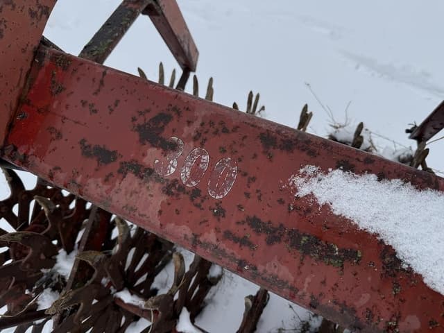 Image of International Harvester 300 equipment image 4