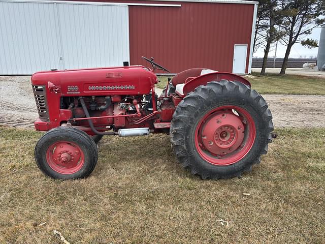 Image of International Harvester 300 equipment image 3