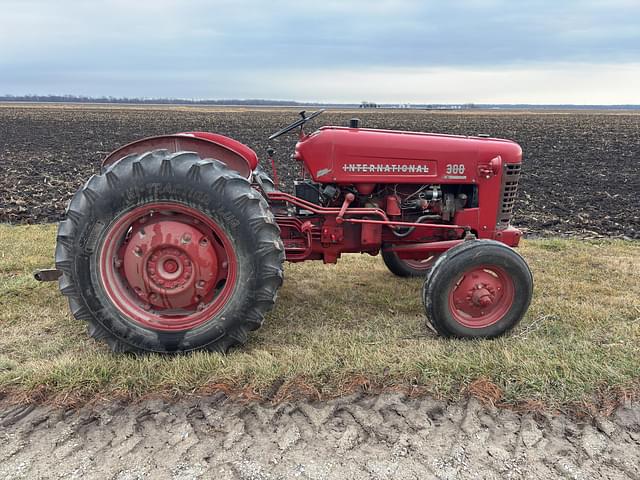 Image of International Harvester 300 equipment image 2