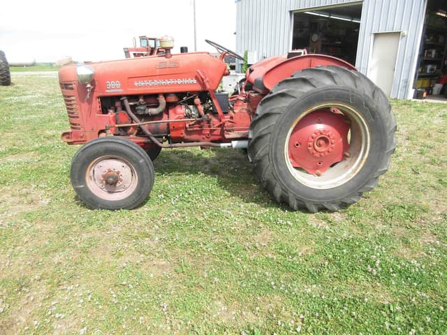 Image of International Harvester 300 equipment image 4