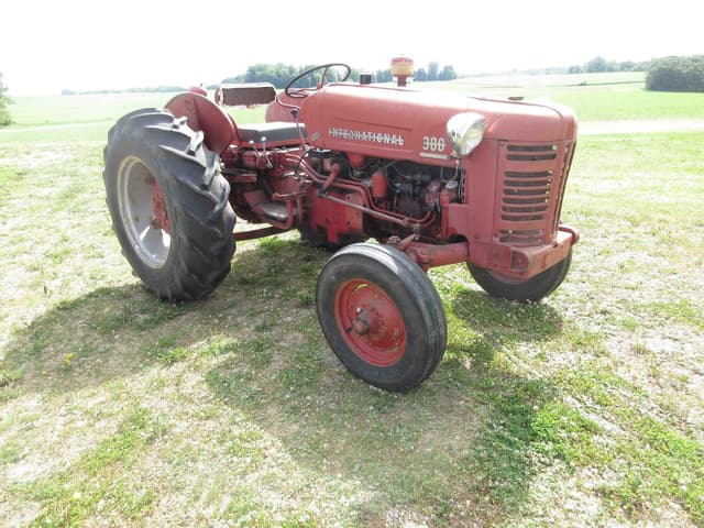 Image of International Harvester 300 equipment image 1