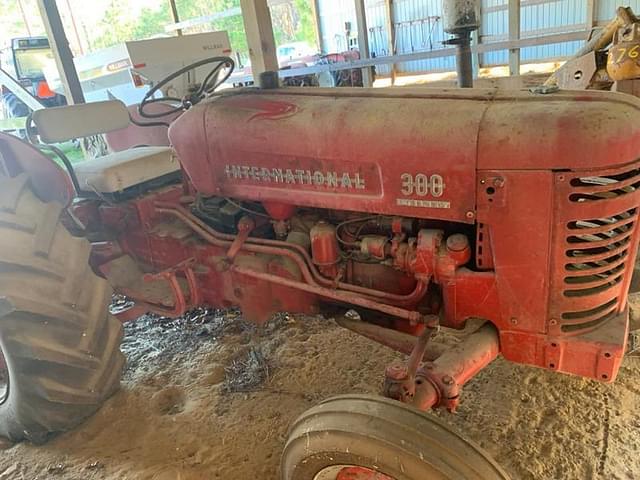 Image of International Harvester 300 equipment image 2