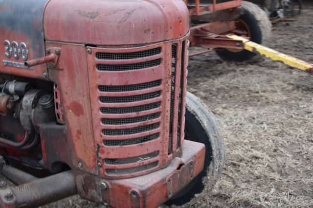 Image of International Harvester 300 equipment image 3