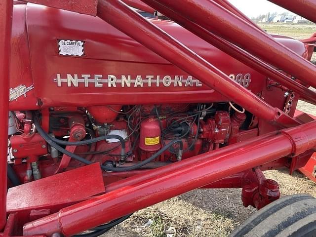 Image of International Harvester 300 equipment image 4