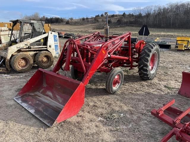 Image of International Harvester 300 equipment image 1