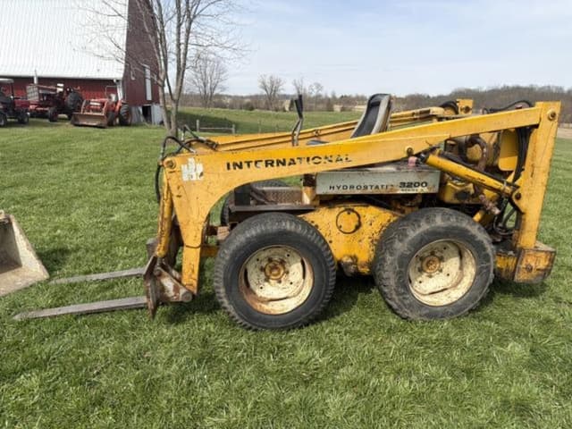 Image of International Harvester 3200 equipment image 1