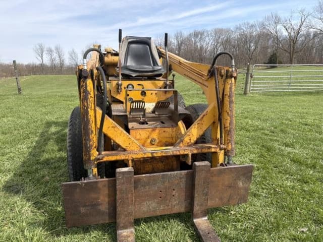 Image of International Harvester 3200 equipment image 4