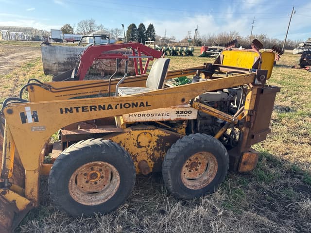 Image of International Harvester 3200 equipment image 1
