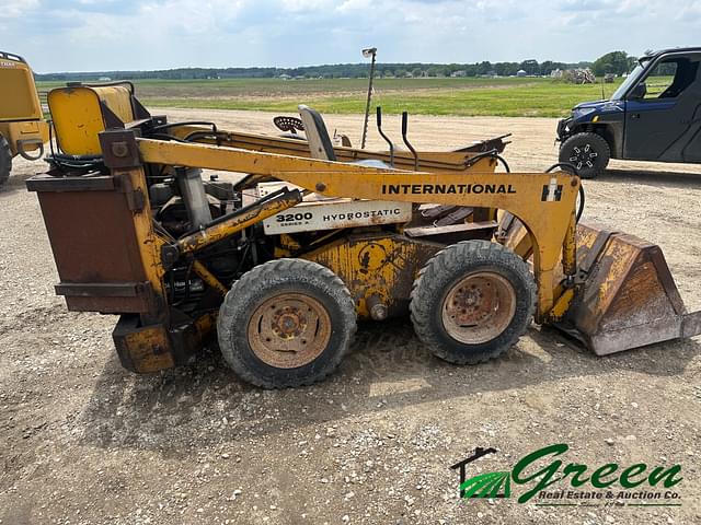Image of International Harvester 3200 equipment image 1
