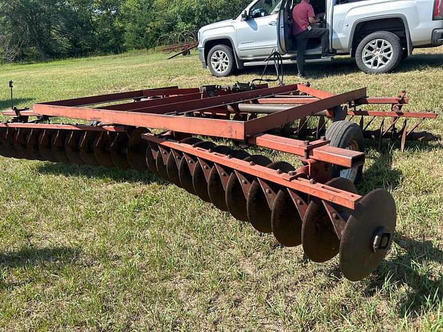 Image of International Harvester 330 equipment image 2