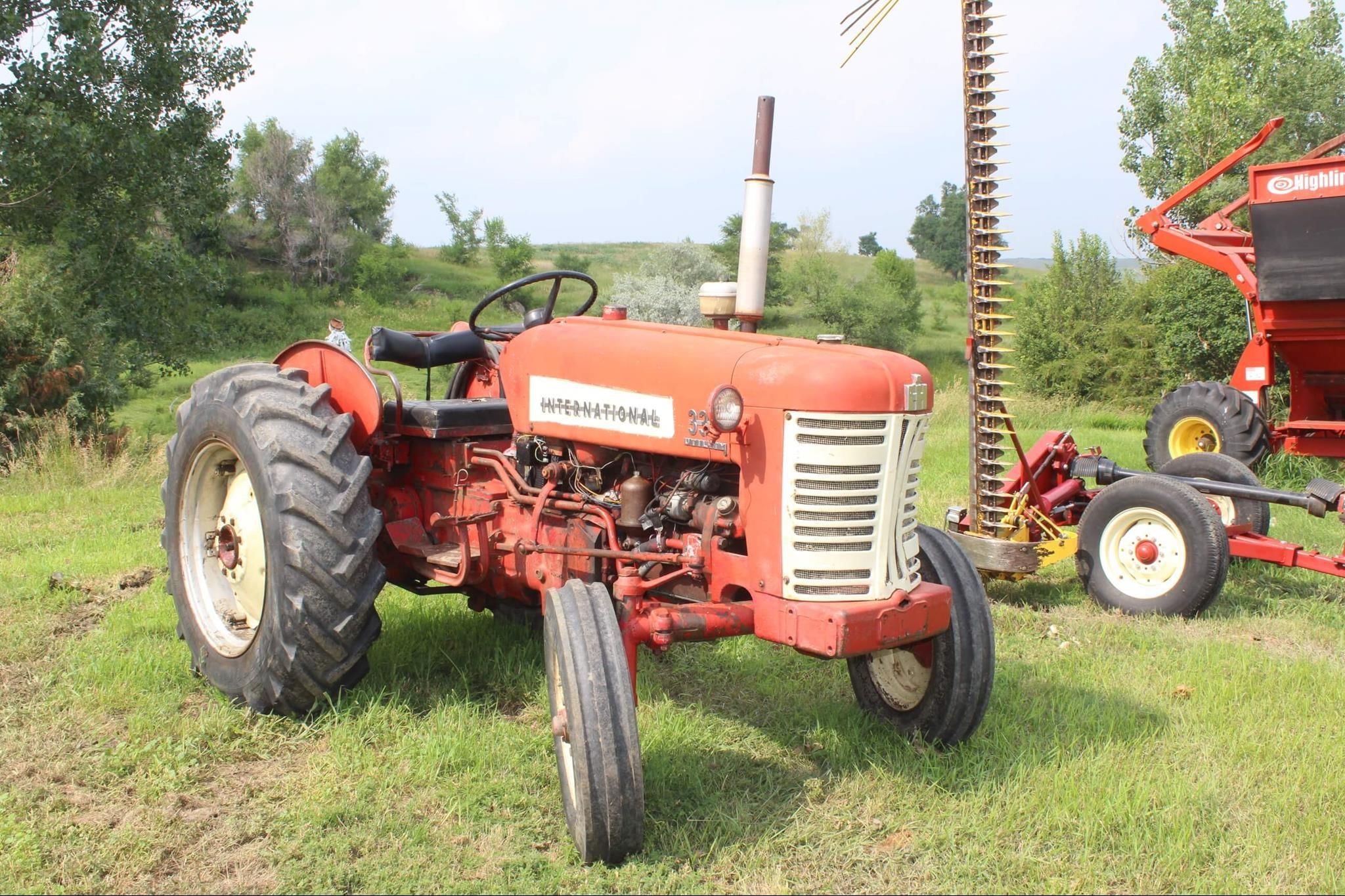 International Harvester 330 Equipment Image0