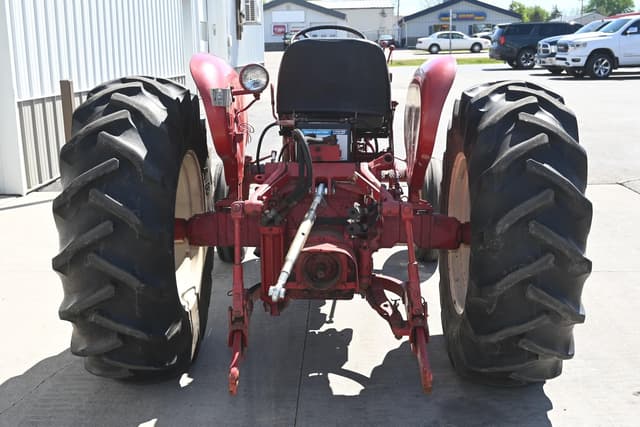 Image of International Harvester 340 equipment image 3