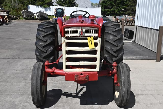 Image of International Harvester 340 equipment image 4