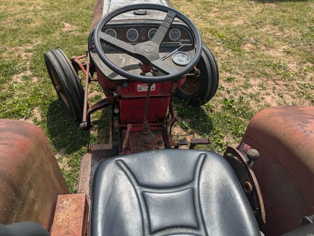 Image of International Harvester 354 equipment image 4