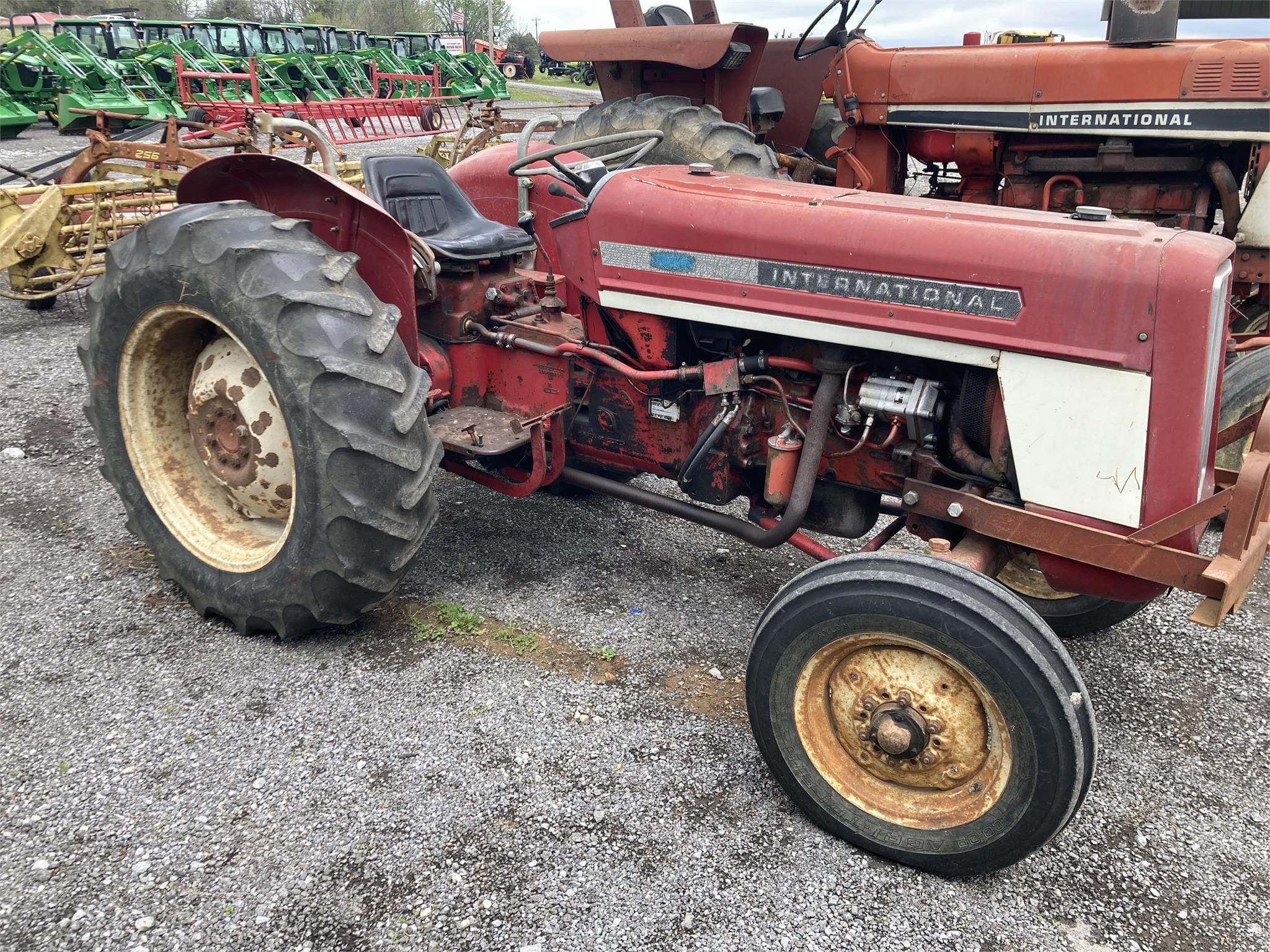Main image International Harvester 364