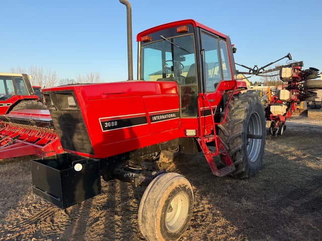 Image of International Harvester 3688 equipment image 2