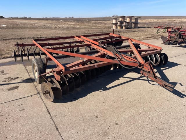 Image of International Harvester 370 equipment image 1