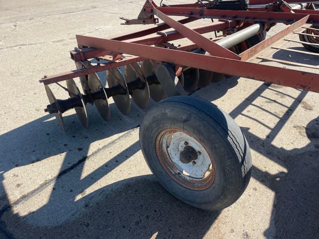 Image of International Harvester 370 equipment image 4