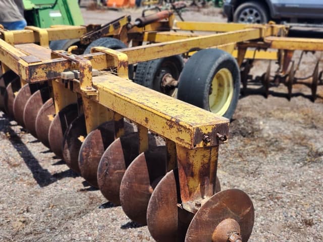Image of International Harvester 370 equipment image 2