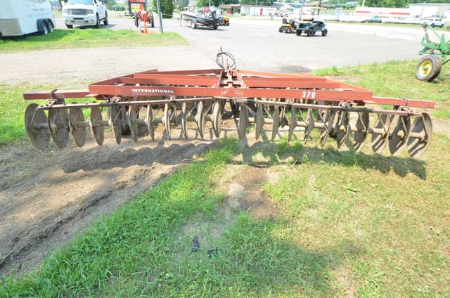 Image of International Harvester 370 equipment image 4