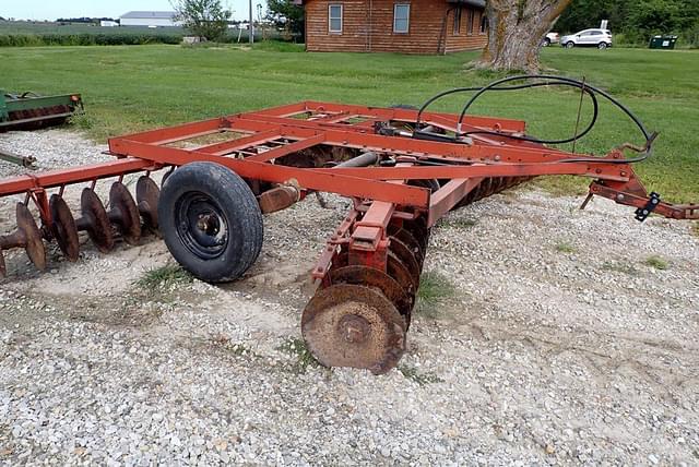 Image of International Harvester 370 equipment image 4