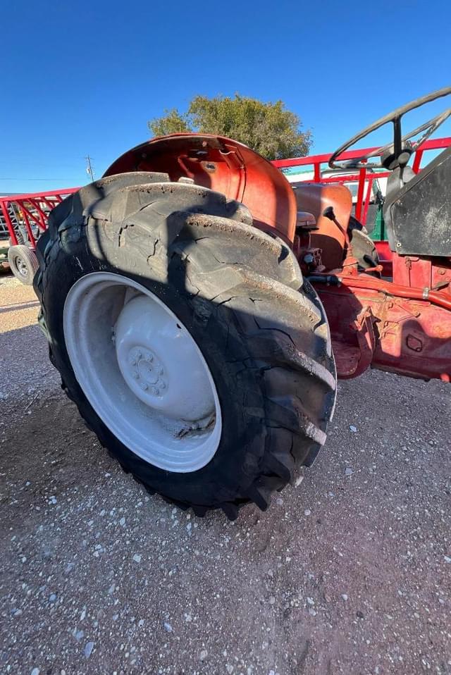 Image of International Harvester 384 equipment image 4