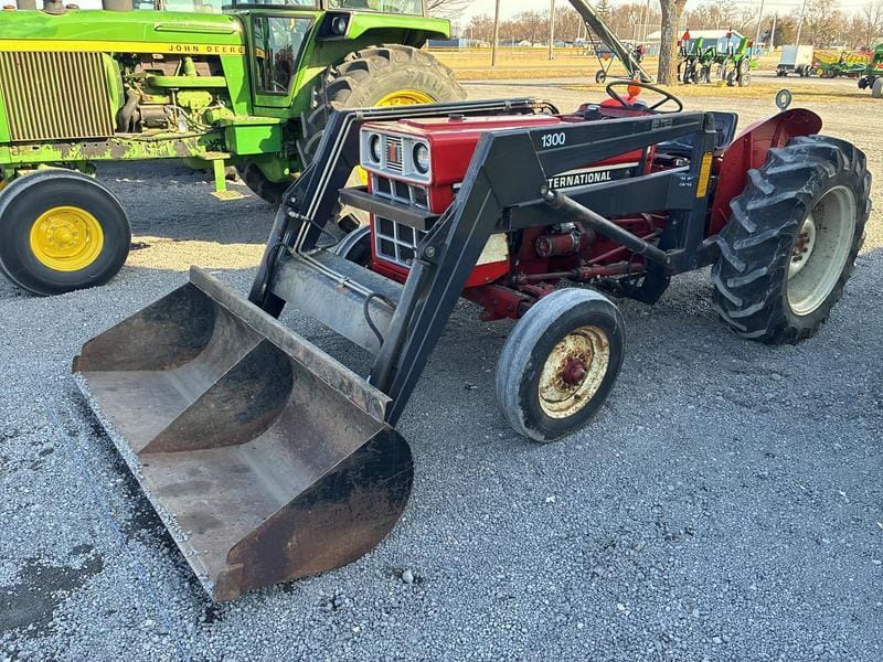 International Harvester 384 Equipment Image0