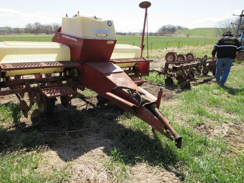 International Harvester 400 Planting Planters for Sale Tractor Zoom