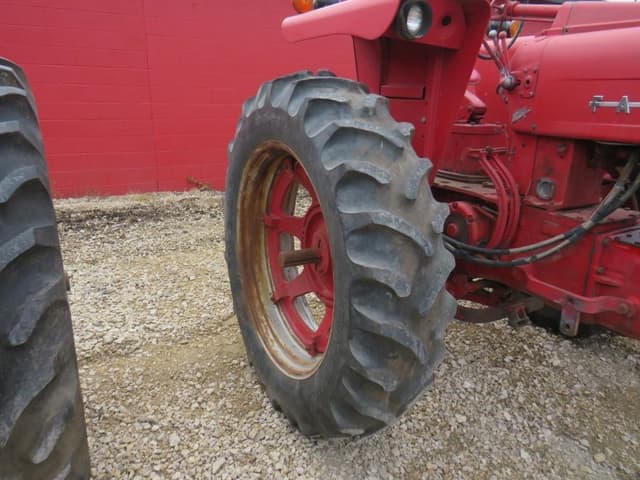 Image of Farmall 400 equipment image 3