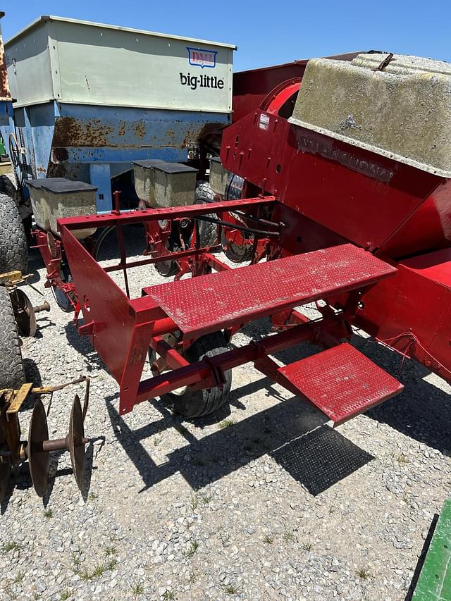 Image of International Harvester 400 equipment image 3