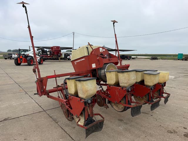 Image of International Harvester 400 equipment image 1