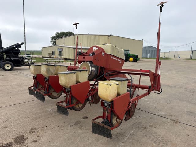Image of International Harvester 400 equipment image 2