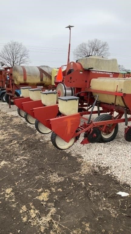 Image of International Harvester 400 equipment image 3