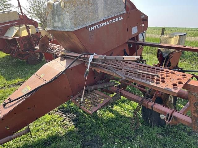 Image of International Harvester 400 Cyclo equipment image 2