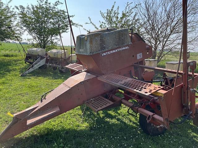 Image of International Harvester 400 equipment image 2