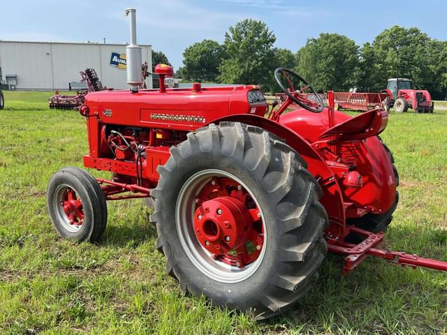 Image of International Harvester 400 equipment image 2