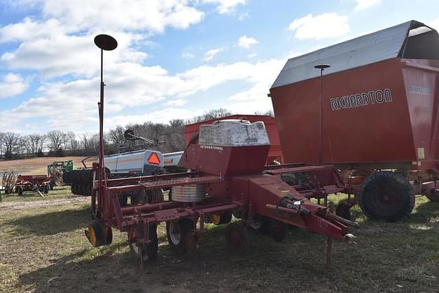 Image of International Harvester 400 equipment image 2