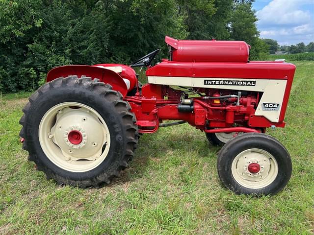 Image of International Harvester 404 equipment image 1