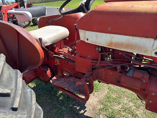 Image of International Harvester 404 equipment image 4