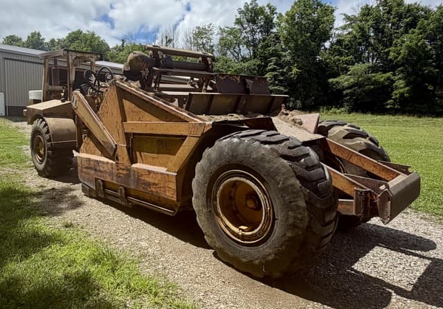 Image of International Harvester 412 equipment image 3