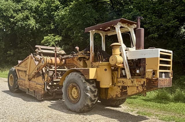 Image of International Harvester 412 equipment image 2