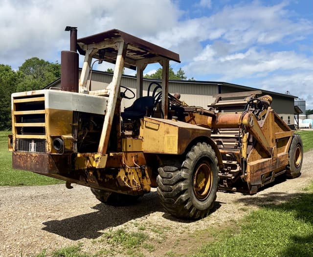 Image of International Harvester 412 equipment image 1